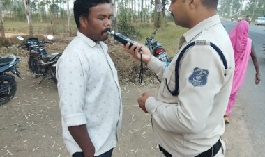 CG - 150 वाहन चालकों के विरूद्व हुई कार्यवाही : एसएसपी सूरजपुर के निर्देश पर पुलिस की सख्त वाहन चेकिंग अभियान, शराब पीकर व यातायात नियमों की उल्लघंन करने वालों की अब खैर नहीं, 63400 रूपये वसूल की गई समन शुल्क...