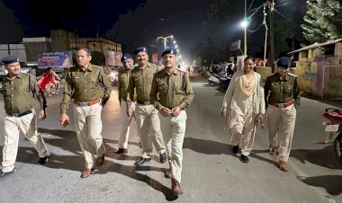 CG - एसएसपी सूरजपुर का निर्देश, सीएसपी ने पुलिस अधिकारी व जवानों के साथ शहर में किया पैदल पेट्रोलिंग...