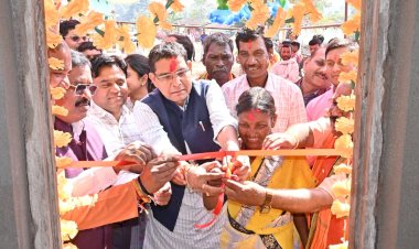 प्रधानमंत्री जनमन योजना के तहत मसानडबरा में बने आवासों का प्रभारी मंत्री श्री टंकराम वर्मा ने पूजा-अर्चना कर किया उद्घाटन,हितग्राहियों को दी बधाई...