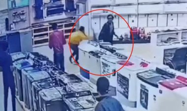 CG बदमाशों की गुंडागर्दी: युवक को सरेआम दौड़ा-दौड़ा कर पीटा,शोरूम में भी की मारपीट, सामने आया दिल दहला देने वाला Video…