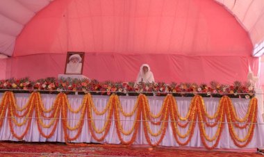 बाबा उमाकान्त  महाराज ने सतसंग में लोगों को बताया सुख शांति और कर्मों की सफाई करने का उपाय...