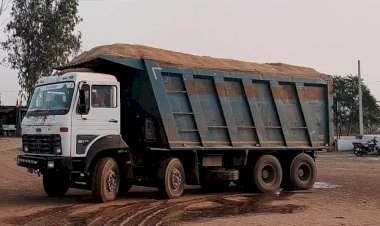 बिना ढके ही धड़ल्ले से हो रही रेत की सप्लाई राहगीरों के लिए बनी बड़ी समस्या उच्च अधिकारियों के आदेश के बाद भी लापरवाही पर उतारू खनिज माफिया पढ़े पूरी खबर