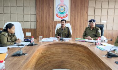 CG - एसएसपी सूरजपुर प्रशांत कुमार ठाकुर ने ली क्राईम मीटिंग : एसएसपी बोले अपराध बढ़ने ना दें,अपराध करने वाले लोगों के खिलाफ कड़ी कार्रवाई करने के दिए निर्देश...