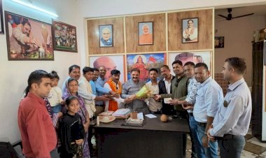 गौरव पथ निर्माण की स्वीकृति मिलने पर नागरिकों ने सांसद संतोष पांडेय का किया अभिनंदन, जताया आभार।