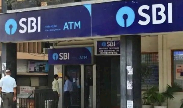 SBI ग्राहकों को तगड़ा झटका! ATM और चेकबुक से पैसा निकालना होगा महंगा, आप पर पड़ेगा असर