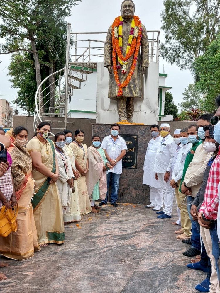 ???? *कांग्रेस भवन, महेंद्र कर्मा चौक व शहीद स्मारक पर झीरम में शहीद कद्दावर नेताओं सहित पुलिस जवानों को शहर कांग्रेस ने दी श्रद्धांजलि*
