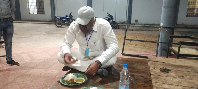 *संसदीय सचिव रेखचंद जैन पहुंचे कोविड केयर सेंटर, मरीजों से बात कर जाना हाल चाल मरीजों का भोजन चख कर लिया गुणवत्ता का जायजा*
