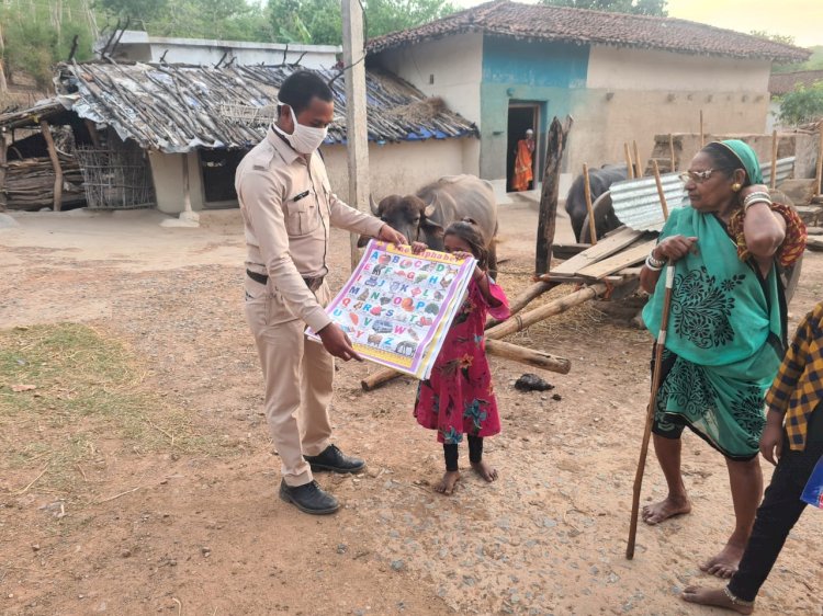 लोहारा पुलिस की पहल ,,घर मे ही पाठशाला अभियान,, अनवरत जारी* *वंनाचंल के बच्चो के लिए शिक्षा का दीप जला रही लोहारा पुलिस* *सुदुर वंनाचल मे स्थित ग्रामो के बच्चो को उपलब्ध कराई जा रही है - वर्णमाला, गिनती चार्ट, ड्राईग सीट,*