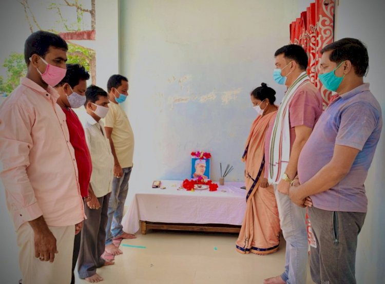 भारत के प्रथम प्रधानमंत्री पंडित जवाहरलाल नेहरू जी के 57वीं पुण्यतिथी के मौके पर आज दोरनापाल के समस्त कांग्रेसियों ने दोरनापाल रेस्ट हाऊस में एकत्रित हो कर उनके छायाचित्र पर पुष्पमाला अर्पित कर उन्हें नमन किया
