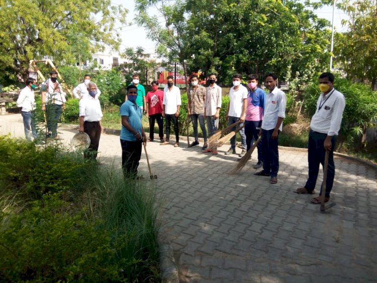 भाजपा ने मुखर्जी उद्यान कि साफ-सफाई की