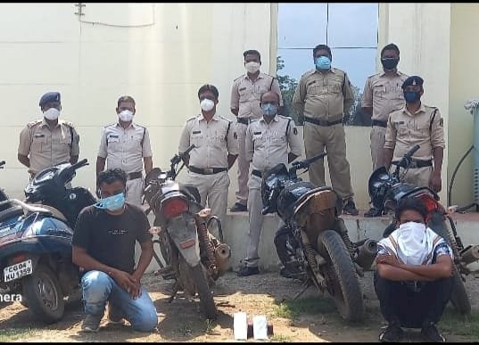 लखनपुर पुलिस ने तीन अलग-अलग लूट व चोरी के मामले में 3 मोटरसाइकिल 2 स्कूटी व 2 मोबाइल के साथ पांच आरोपियों को गिरफ्तार कर भेजा न्यायिक रिमांड पर