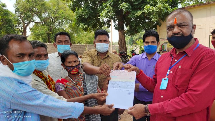 मधुमक्खी के हमले से मृत महिला के परिजनों को संसदीय सचिव व विधायक जगदलपुर रेखचंद जैन ने सौपा चार लाख राशि का चेक