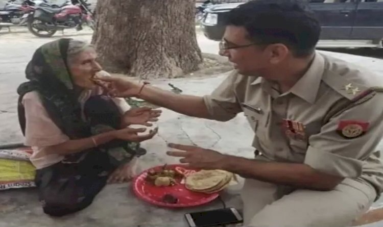 ......जब बेसहारा बुजुर्ग महिला को पुलिस वाले ने इस तरह खिलाया खाना, तस्वीर ने छत्तीसगढ़ की IPS अंकिता शर्मा का जीता दिल ,IPS ने ट्वीट कर कही ये बात