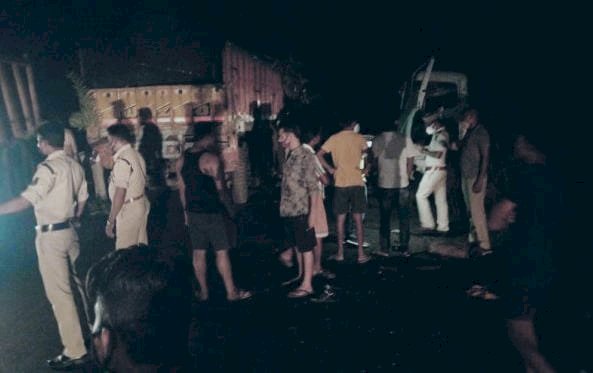 2 मौत CG ब्रेकिंग: हाइवा और ट्रक के बीच हुई टक्कर.... दर्दनाक सड़क हादसे में 2 ड्रायवरों की मौके पर ही मौत…. जोरदार भिड़ंत से दोनों वाहन के उड़े परखच्चें…....