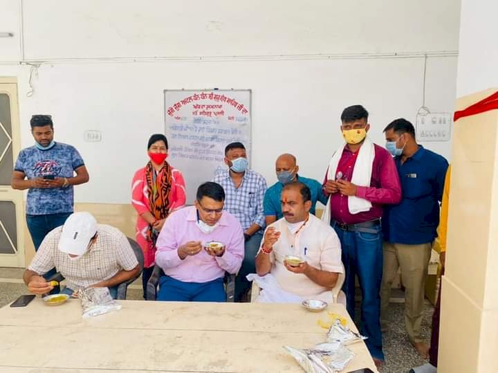 एसपी शर्मा एवं उघमी छाबड़ा ने किया भोजनशाला का अवलोकन,कोई भूखा ना सोए मुहिम की सराहना की
