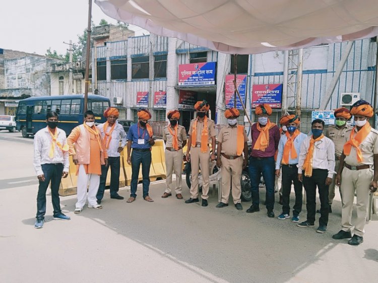 पुलिसकर्मियों का किया सम्मान