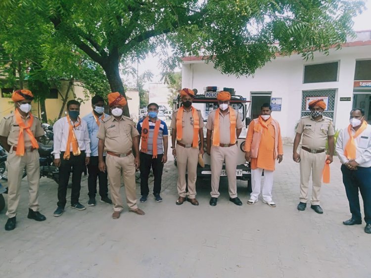 पुलिसकर्मियों का किया सम्मान