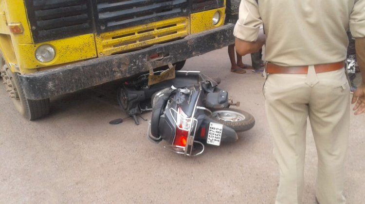 CG दर्दनाक सड़क हादसा ब्रेकिंग :- तेज रफ़्तार हाईवा ने स्कूटी सवार शासकीय महिला कर्मचारी को लिया अपने चपेट में ....हादसा इतना भयानक की महिला ने मौके पर तोड़ा दम...हादसे की दर्दनाक तस्वीर आई सामने