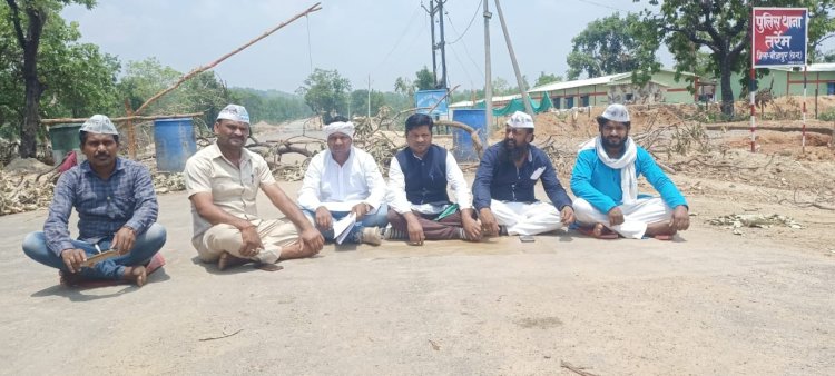 सिलगेर मामले को लेकर हम तर्रेम ( बीजापुर ) थाने के सामने धरने पर बैठे है आज दूसरा दिन है ,,,
