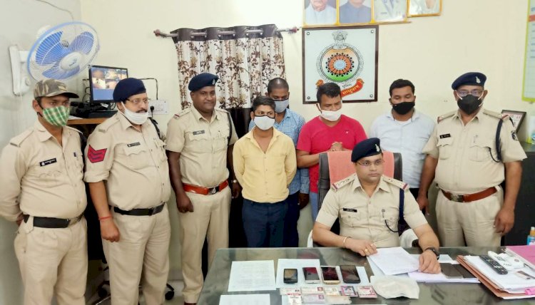 फर्जी पत्रकार गिरफ्तार बिग CG न्यूज़: संडे को खुली थीं दुकानें.... खुद को पत्रकार बता वसूले रुपए.... लॉकडाउन का डर दिखा ब्लैकमेलिंग करने वाले 4 गिरफ्तार.... मीडिया संस्थानों के 8 ID कार्ड बरामद......