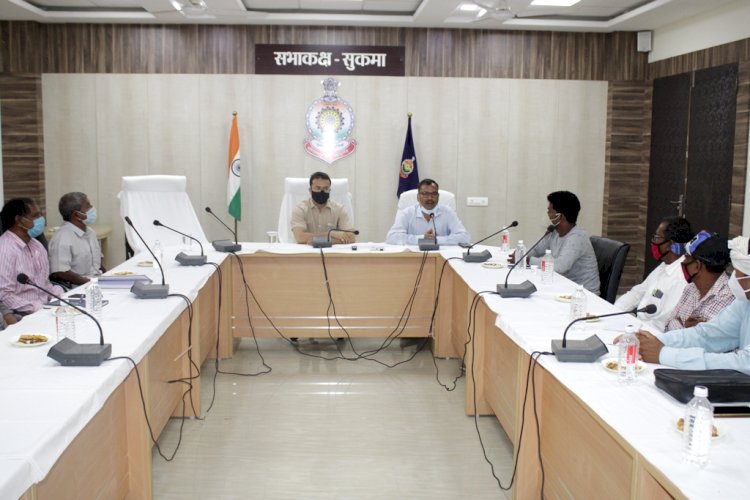 कलेक्टर एवं एसपी ने समाज प्रमुखों और प्रतिनिधियों से की चर्चा कोविड संक्रमण के खतरे को कम करने महारैली में सम्मिलित नहीं होने हेतु की अपील ग्रामीणों को कोविड संक्रमण के प्रति करें जागरुक