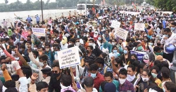 शिक्षक अभ्यर्थियों का नियुक्ति को लेकर सीएम हाउस का करने वाले थे घेराव,आंदोलन स्थगित…..प्रशासन ने नहीं दी कोरोना की वजह से इजाजत…. EX CM रमन ने लगाया गिरफ्तारी का आरोप….
