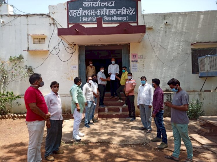 पार्षदों को अलोकतांत्रिक तरीके से निलंबन करने के विरोध में तहसीलदार को सौंपा ज्ञापन