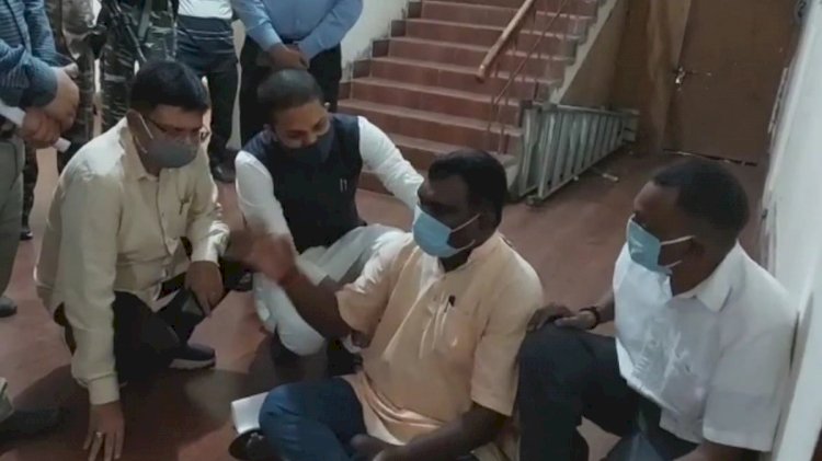 ...जब BJP विधायक ने किया हाई वोल्टेज ड्रामा... अस्पताल के उद्घाटन की नहीं मिली जानकारी तो भड़के BJP विधायक.... उद्घाटन न कर पाने से थे नाराज... धरने पर बैठे... फिर जो हुआ.....