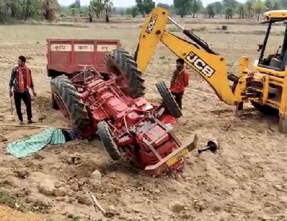 CG दर्दनाक सड़क हादसा ब्रेकिंग :- शादी से लौट रहे बच्ची सहित तीन लोगों की मौत,एक दर्जन से ज्यादा घायल…..मातम में बदली खुशियां,एक का शव रात भर फसा रहा ट्रेक्टर के नीचे,शव देखकर काँप गई लोगों की रूह…..