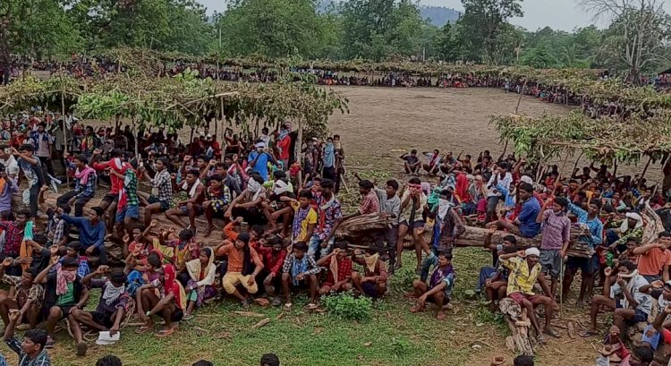 आंदोलनकरियों ने कोरोना के बढ़ते संक्रमण को देखते हुए तर्रेम में चल रहे सभा का समापन किया..आंदोलन क़ानूनन अनुमति के साथ जिला मुख्यालय सुकमा में जारी रखने की बात कही...मुख्यमंत्री से मुलाकात कर अपनी मांगे उनके समक्ष रखने की बात भी कही..