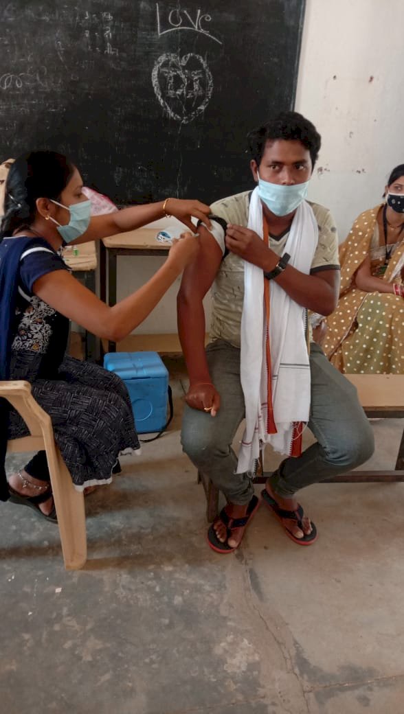 मस्तूरी जनपद पंचायत के ग्राम पंचायत सोन में सरपंच प्रतिनिधि अशोक केंवट ने लगवाया कोरोना का पहला डोज लोगो से घूम घूम कर कर रहे