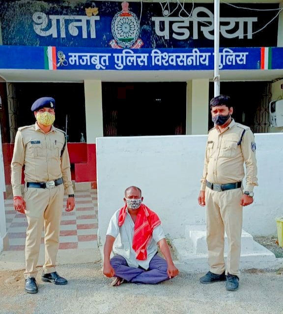 गांजा तस्कर को पकड़ने में पंडरिया पुलिस को मिली सफलता…..आरोपी के कब्जे से 01 किलो 500 ग्राम मादक पदार्थ गांजा कीमति 15000 रुपया पुलिस ने किया जप्त