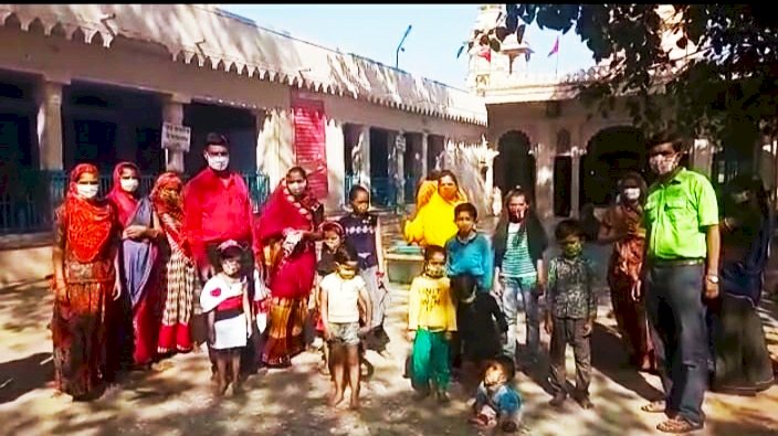 चित्तौड़ा दंपति ने मास्क वितरण की मिसाल पेश कर मनाया बेटी का जन्म दिवस