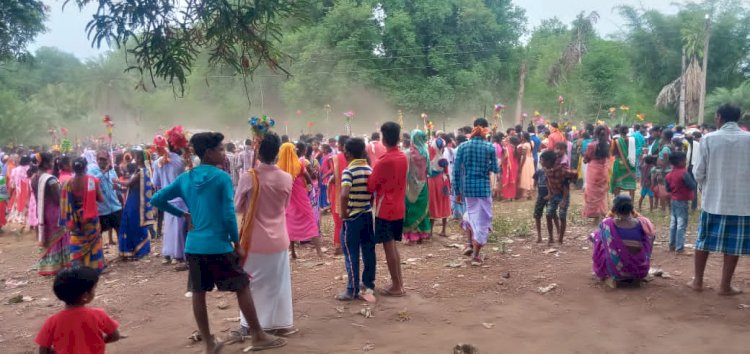 बिना अनुमति के हो रहा था विवाह... 500 से अधिक संख्या में भारी भीड़ होने एवं कोरोना के नियमों का उल्लंघन करना पड़ा महँगा... तोंगपाल थाना में मामला दर्ज..