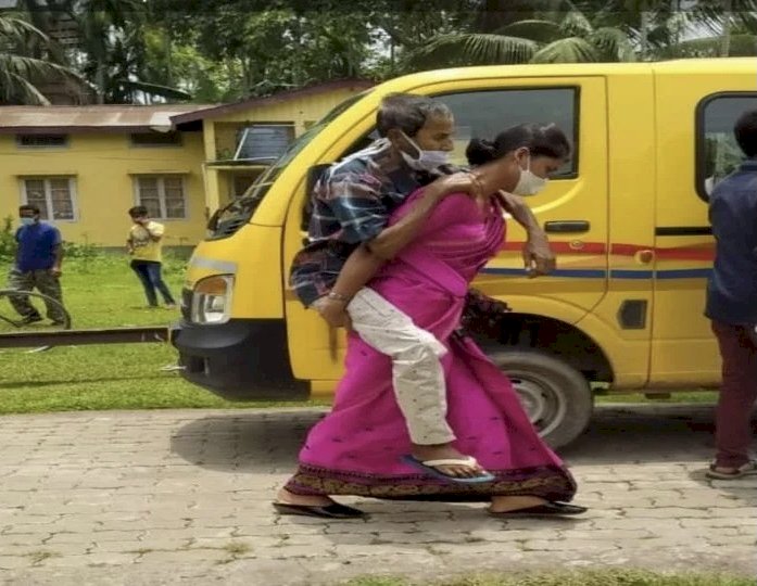 बेबसी! कोरोना पीड़ित ससुर को महिला ने पीठ पर लादकर 2 किमी चली बहू फिर एंबुलेंस तक पहुंचाया, लेकिन नहीं बचा पाई ससुर की जान, वायरल हुई तस्वीर