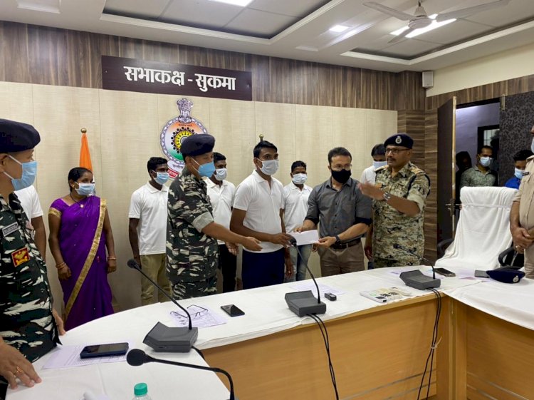 02 लाख के ईनामी सहित कुल आठ नक्सलियों ने जन पितुरी सप्ताह के दौरान आत्मसमर्पण किया