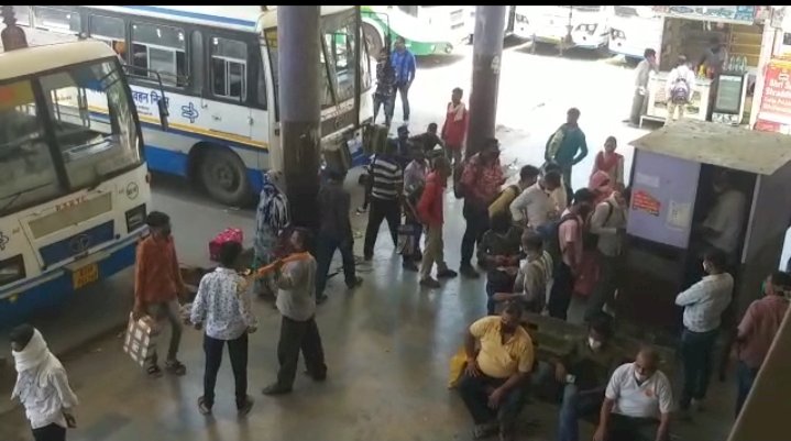 रोडवेज बस स्टैंड पर यात्रियों ने कोरोना गाइडलाइन की खुलेआम उड़ाई धज्जियां