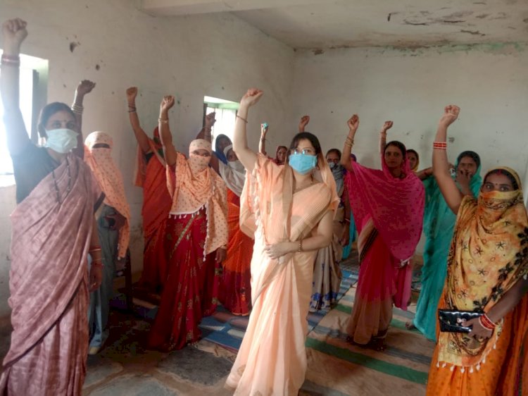 BEMETARA:17 गाँवो की महिला कमांडो की शबीना खान ने कुसमी में ली बैठक….महिलाओं ने लिया उत्थान व आत्मनिर्भता का संकल्प…शबीना खान जिलाध्यक्ष महिला कमांडो