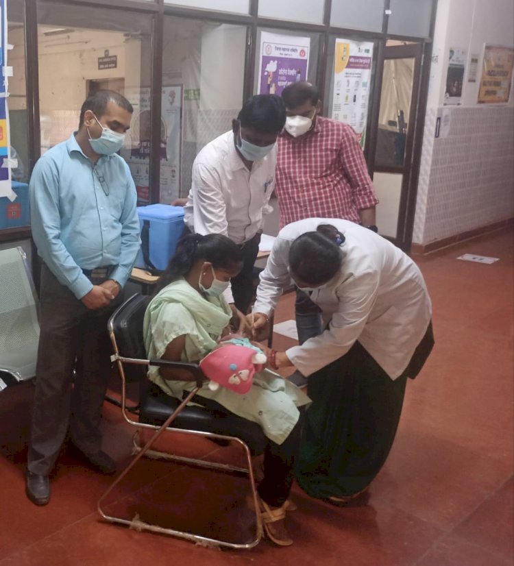 निमोनिया से बचाव के लिये पंती को लगाया गया सबसे पहले पीसीवी वैक्सीन जिला अस्पताल सुकमा में की गई कार्यक्रम की शुरुआत
