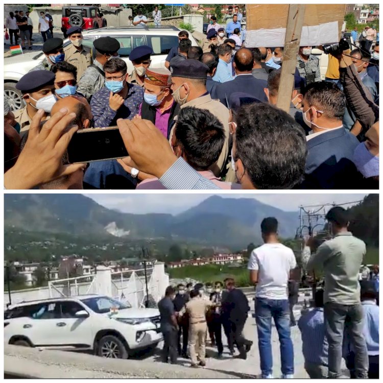 VIDEO: एयरपोर्ट के बाहर एसपी ने सीएम सिक्योरिटी के एएसपी को जड़ा तमाचा.... मुख्यमंत्री सुरक्षा प्रभारी ने एसपी को मारी लात.... फिर जो हुआ.... एयरपोर्ट के बाहर जमकर हंगामा.... देखें VIDEO.....