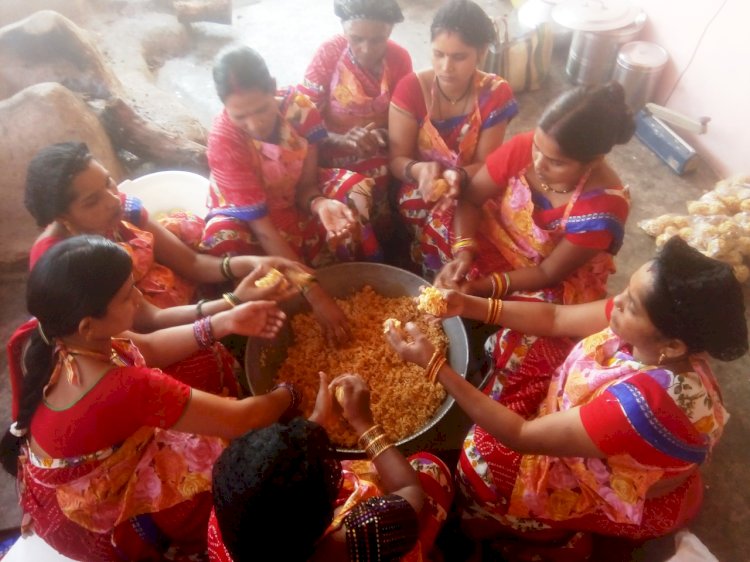 शासन की योजना से महिला उद्यमिता हुई सशक्त, आर्थिक रूप से सुदृढ़ बन रहीं महिलाएं...घर की चारदीवारी से बाहर आकर समूह के जरिए बन रहीं स्वावलम्बी...