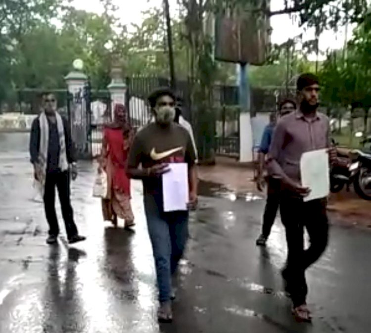 छेड़छाड़ व जमीन विवाद को लेकर कलेक्टर व एसपी को सौंपा ज्ञापन