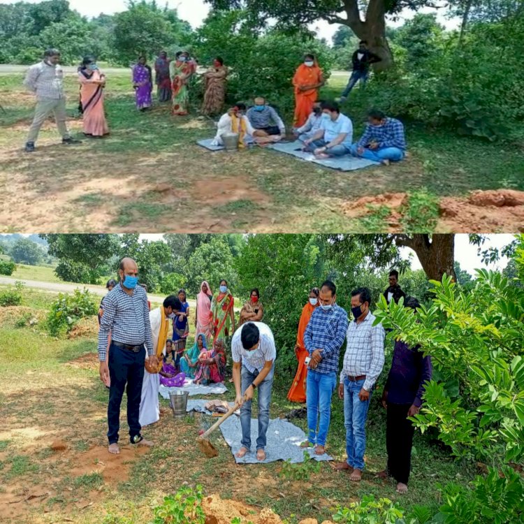 लखनपुर जनपद उपाध्यक्ष ने रजपुरी के धनपुरी में सीसी रोड और बाउंड्रीवाल का किया भूमिपूजन ।
