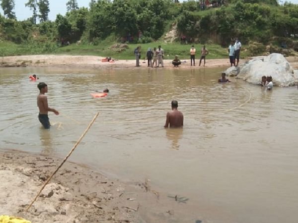 3 बच्चे की मौत CG बिग न्यूज़ :- दो सगे भाई सहित तीन बच्चे की मौत…नहाने गये तीन बच्चे नदी में डूबे…गोताखोरों की मदद से घंटो मशक्कत के बाद गहरे पानी से निकाला गया शव….