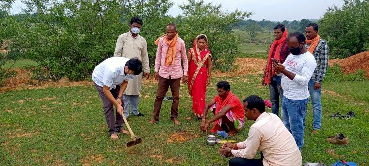 लखनपुर जनपद उपाध्यक्ष ने चांदो खेल मैदान में बनने वाले चबूतरे का किया भूमिपूजन।