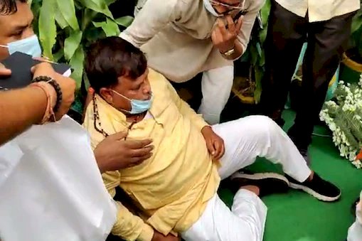 VIDEO: सरकारी कार्यक्रम में मंच से गिरे मंत्री.... मची अफरा-तफरी.... 10 फीट चौड़े मंच पर थे 25 लोग.... उतरते समय गमले से टकराकर गिरे मंत्री.... अंदरूनी चोट भी लगी.... अस्पताल में भर्ती.... देखें VIDEO.....