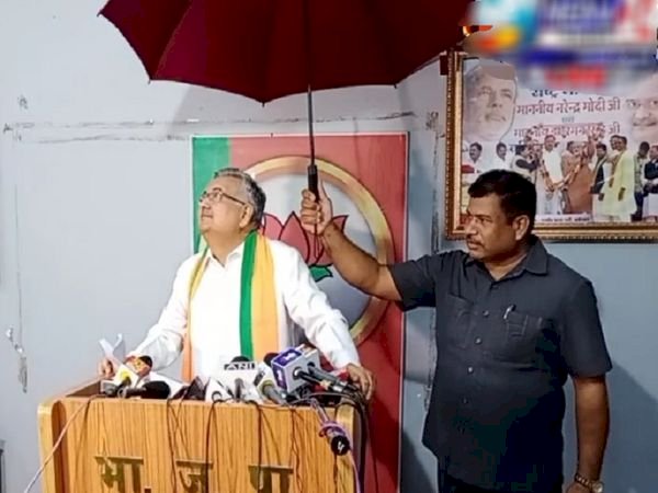 CG ब्रेकिंग: मीडिया से बात कर रहे थे पूर्व CM.... आरोपों की झड़ी के बीच टपकी रमन सिंह की छत.... टपकने लगा पानी.... बूंदें सीधे पूर्व CM पर गिरी.... PSO ने छाता तान भीगने से बचाया.... फिर हुआ ये......