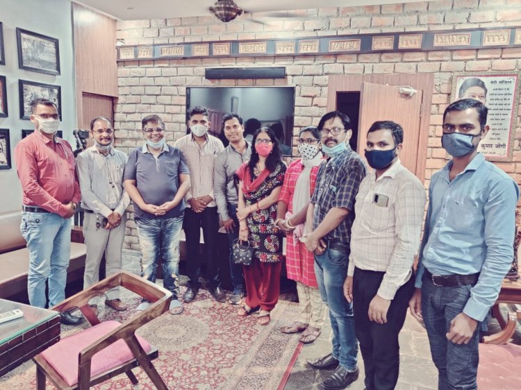 मशाल रैली निकालकर नियमितीकरण की मांग को पूरा करवाने के लिए चरणबद्ध आंदोलन का होगा आगाज़ -अमित जोगी का अनियमित कर्मचारियों को समर्थन मशाल रैली के लिए प्रशासन की आनाकानी,अनियमित कर्मचारियों में रोष का माहौल, जनता कांग्रेस के अध्यक्ष अमित जोगी ने किया नैतिक समर्थन, समस्त 28 जिलों में महासंघ के पदाधिकारियों एवं आम सदस्यों के साथ मशाल रैली में होंगे जोगी कांग्रेस के कार्यकर्ता सम्मिलित।