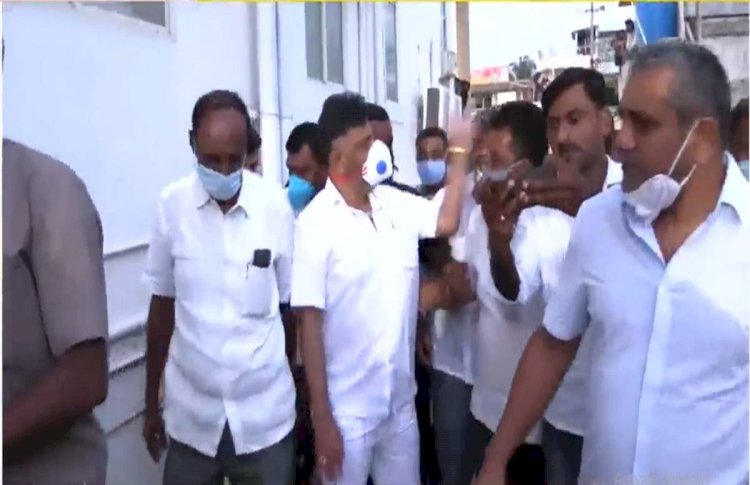 VIDEO: कांग्रेस प्रदेश अध्यक्ष को आया गुस्सा.... पीसीसी चीफ ने साथ चल रहे समर्थक को जड़ा थप्पड़.... फिर हुआ ये.... कांग्रेस प्रमुख के तमाचा मारने का वीडियो Viral.... गरमाई सियासत.... देखें VIDEO.....