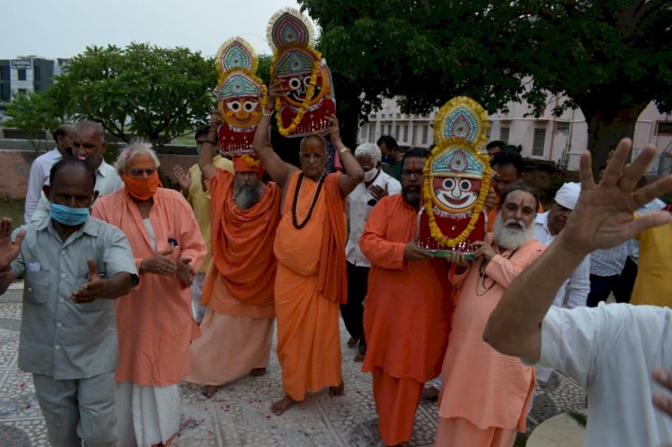 हरी शेवा धाम में गुरुओं के वार्षिकोत्सव में हुआ धर्म ध्वजारोहण